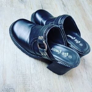 SIDE STREET | Black Mule Clog Shoes